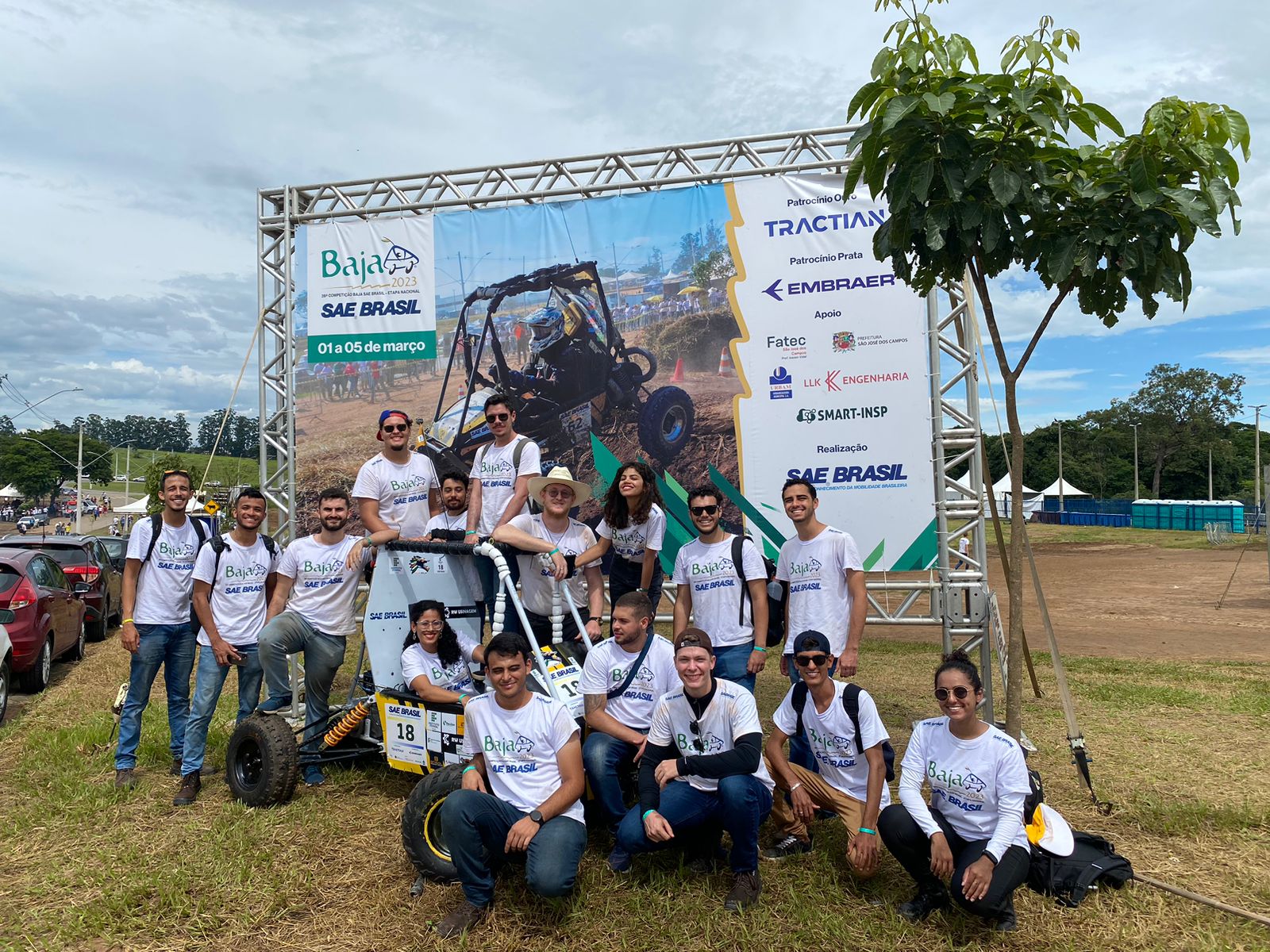 Discentes da equipe Goyá Baja e o veículo construído por eles, o Guará